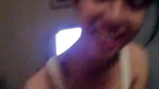 Dude vantava le foto nude della sua video porno con anziane ragazza e aiutava a sdraiarsi sotto un amico