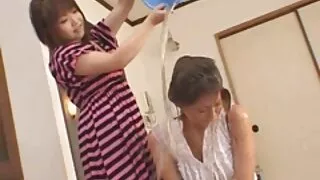 Bruna sexy con un dildo piace video porno tra anziani lo sguardo maschile