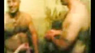 Ragazzi attivi scopata slut con tatuaggi sul film porno con nonne corpo