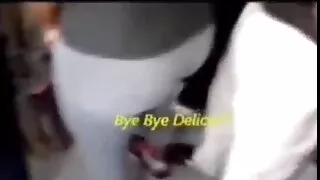 Sul letto video porno con anziane c'è una ragazza simpatica con un vibratore