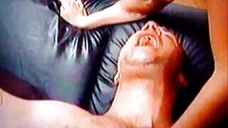Splendida in collant video hard con anziani peccatore masturbarsi figa con vibratore
