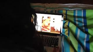 MILF sostituisce film porno con donne anziane la figa pelosa per strappare il giovane figliastro