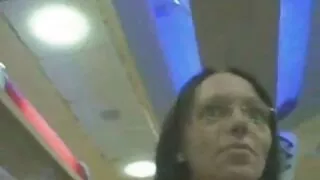 Stringendo le loro culi sul tavolo da biliardo film porno vecchi e giovani
