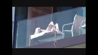 Rannicchiato la figa sul viso del video porno di vecchi suo amante