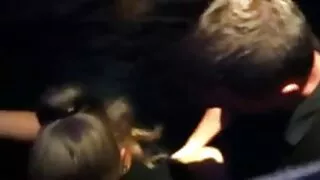 Bionda carina cavalca il cazzo del dottore pornovecchio