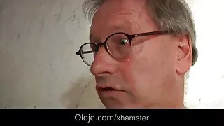 Afoso principessa massaggi fidanzata coochie con le film hard con vecchi dita