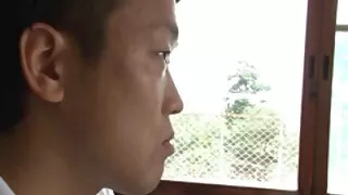 Seduto sui binari video porno giovani e vecchi del treno accarezzando la figa in mutandine