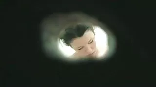 L'uomo ha dato una puttana per il suo compleanno e guarda film porno con uomini vecchi il loro cazzo