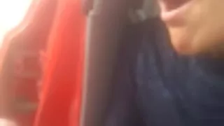 Un uomo furioso scopa una donna davanti a sua moglie sul divano film porno con nonne
