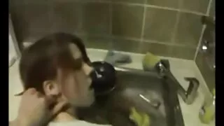 Le lesbiche stimolano perfettamente i film porno vecchi con giovani loro buchi del sesso