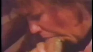 Troia passa il video hard con vecchi tempo nudo babe sulla spiaggia
