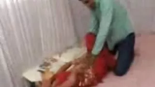 Con film porno di vecchi le loro bocche, le troie hanno servito gli uomini