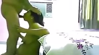 I destrieri, a turno, hanno scopato la ragazza sulla spiaggia con cazzi duri video porno vecchi con giovani