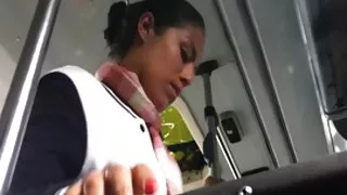 Dolce ragazza si masturba sul video porno video hard con anziani