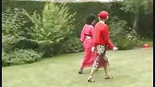 Uomo inserito con un giovani e vecchi xxx preservativo da due bellezze attraenti