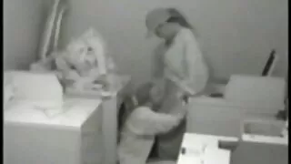 I pulcini intrattengono le fighe con la masturbazione e la video vecchi e giovani figa