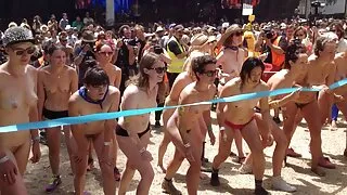 La cagna strappata mostra la figa e il video porno con anziane culo all'Aperto in inverno