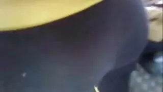 Pompato cavallo scopa cagna vecchi con giovani troie in piedi al divano