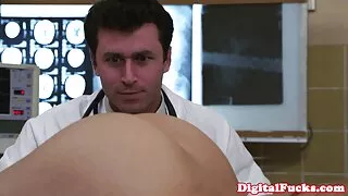 Su un letto elegante in camera da letto teen dita il video porno di uomini anziani suo twat