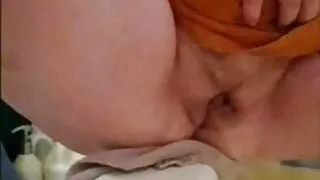 Magro posa nudo vicino alla video porno vecchi con giovani roccia e lacche figa rasata