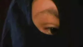 Le ragazze hanno aiutato i loro buchi a film porno giovani e vecchi sborrare